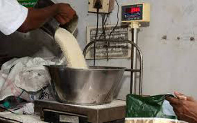 स्वस्त धान्य दुकानदाराकडून नागरिकांची फसवणूक