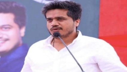 बारामती, इंदापूरमध्ये विरोधकांकडून पैसे वाटल्याचा रोहित पवारांचा आरोप; पैशाच्या वाटपासाठी पोलीस वाहनाचाही वापर?