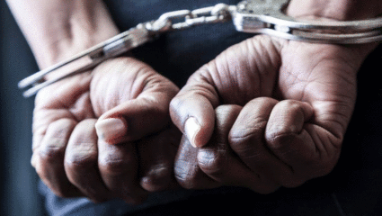 इंग्लंड विरुद्ध दक्षिण आफ्रिका क्रिकेट सामन्यावर सट्टा घेणाऱ्या बुकीला अटक; 40 लाख रुपयांची रोकड जप्त; गुंडा विरोधी पथकाची कारवाई