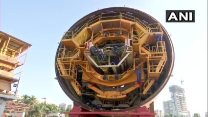 मुंबई किनारी रस्ता प्रकल्पातील प्रियदर्शनी पार्क ते गिरगांव चौपाटी या पहिल्या बोगद्याचे खोदकाम पूर्ण