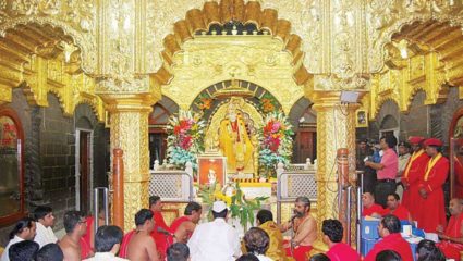 शिर्डीच्या साईबाबा मंदिरात राजवाड्यांच्या धर्तीवर ‘वूडन युनिक वॉक-वे’