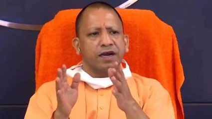 योगींच्या हेलिकॉप्टरला धडकला पक्षी, १५५० फूट उंचीवर समोरच्या बाजूने धडकला