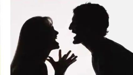बायकोने नवऱ्याचं असं सिक्रेट पोलिसांना सांगितलं की त्याला व्हावं लागलं फरार,विचित्र प्रकार पाहून पोलीस पडले बुचकळ्यात