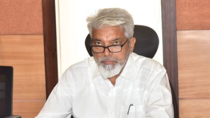 कृषीमंत्री दादा भुसेंनी सोडली मुख्यमंत्र्यांची साथ ? एकनाथ शिंदेंच्या गटात जाण्याची शक्यता