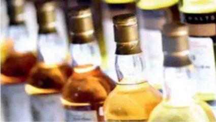 पोलिसांचा तीन ठिकाणी छापा, ६ लाख ६४ हजारांचा दारूसाठा जप्त