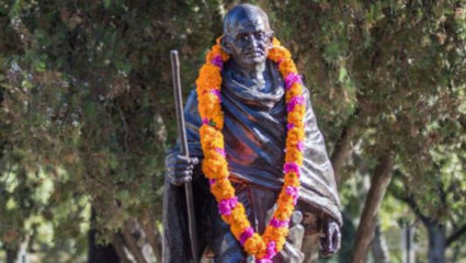 कॅनडात महात्मा गांधींच्या पुतळ्याची विटंबना, भारताची चौकशीची मागणी