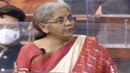 निर्मला सितारामन यांच्या साड्यांची सगळीकडे चर्चा! नोटांच्या रंगाना मॅच करणाऱ्या साड्यांना पंसती, संबलपुरी, इकत, कांजीवरचीही आवड, पाहा फोटो