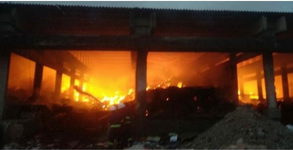 कुरकुंभ एमआयडीसीत आगीचे सत्र सुरुच : सम्राट पेपर कंपनीत आगीचे भीषण तांडव ; तब्बल चार तासानंतर आग आटोक्यात