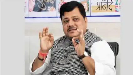 केजरीवालांच्या घरावरील हल्ल्याचे मुंबईत पडसाद – आम आदमी पक्षाचे मुंबई भाजप कार्यालयासमोर आंदोलन, प्रविण दरेकरांच्या राजीनाम्याची केली मागणी