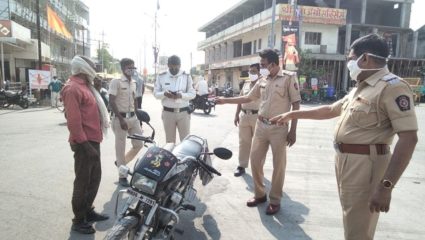 विनाहेल्मेट फिरणाऱ्या १७ पोलिसांवर वाहतूक शाखेची कारवाई; वाहनेच केली जप्त
