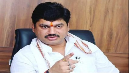 धनंजय मुंडेंचा फोन अन अँब्युलन्स दोन मिनिटातच हजर, मुंडेंनी वाचवले अपघातग्रस्त तरुणाचे प्राण