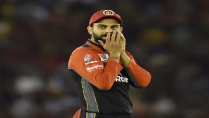 विराट कोहलीने मैदानात केलं असं काही, जिंकली करोडो चाहत्यांची मनं
