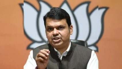मुंबई मनपाला लसीसाठी ग्लोबल टेंडर काढण्यासाठी परवानगी; मग् तोच निर्णय इतर मनपाला का नाही? – देवेंद्र फडणवीस यांचा प्रश्न