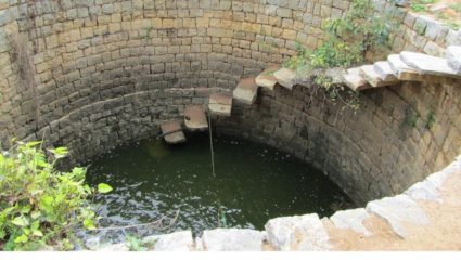पाण्याऐवजी मृतप्राय झालेल्या विहिरीला ग्रामस्थांनी केले जलमय; पाण्यासाठी होणाऱ्या भांडणाचा प्रश्नच मिटला