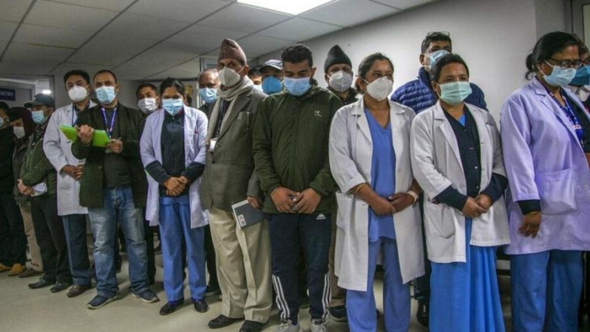 कोरोना ड्युटीवरील २५ हजारांहून अधिक शिक्षक लसीच्या प्रतिक्षेत; फ्रंटलाईन वर्कर्स म्हणून घोषित करण्याची मागणी