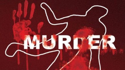 कोशिंबीर वाढायला उशीर केला म्हणून त्याला राग आला, कुदळीने वार करत पतीने पत्नीची केली हत्या, घटनेमुळे उडाली खळबळ