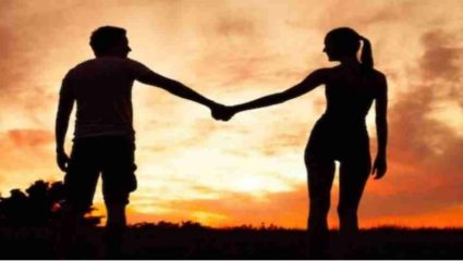 प्रेमी युगुलांच्या अश्लील चाळ्यांना वैतागले रहिवासी; रंगेहाथ पकडून युगुलास चोपले