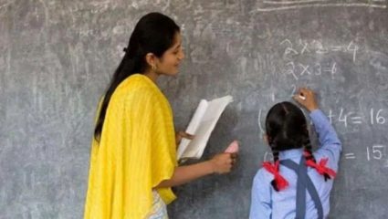 कोरोना योद्धे म्हणून लढणाऱ्या शिक्षकांना २ महिन्यांपासून वेतनच नाही; शिक्षक आणि शिक्षकेतर कर्मचाऱ्यांमध्ये तीव्र संताप