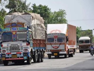 केंद्र सरकारचे ट्रक चालकांना कामावर परतण्याचे आवाहन, कायदा लागू करण्यापूर्वी ट्रक ड्रायव्हर्स असोसिएशनसह सर्व पक्षांशी होणार चर्चा