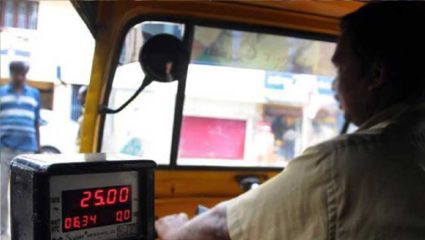 रिक्षात विसरलेली दीड लाखाची रक्कम केली परत