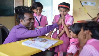 मोठी बातमी! बालभारतीच्या नव्या पाठ्यपुस्तकांतून क्यूआर कोड गायब ; डिसले गुरूजींनी व्यक्त केली नाराजी