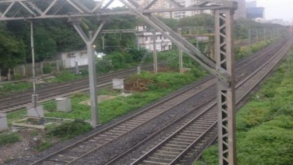 पश्चिम रेल्वे मार्गावरील प्रवाशांची जाचातून सुटका, मध्य रेल्वेच्या दोन्ही मार्गावर आज मेगाब्लॉक; प्रवास करण्याआधी जाणून घ्या सविस्तर