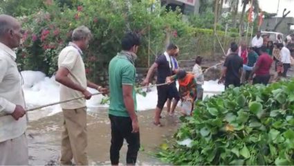 अकोल्यात पावसाची मुसळधार; क्रांती परिसरातील नाल्याच्या पुरात अडकले नागरिक