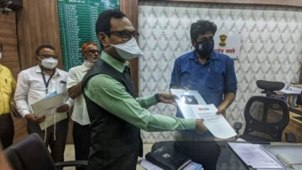 यू-ट्यूबकडून बच्चू कडू यांना सिल्व्हर प्ले बटन भेट; फाॅलोअर्सच्या संख्येत राजकारणासह सोशल मंचावरही अव्वलच