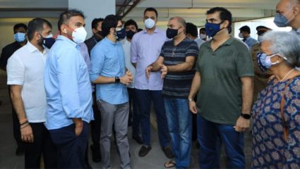लोढा प्रिमिएरो वसाहतीतील लसीकरण केंद्रास मंत्री आदित्य ठाकरे यांची भेट