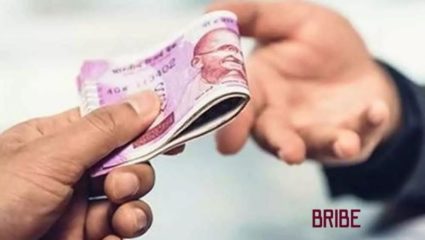 घरकुलाचा चेक देण्यासाठी मागितली ५ हजार रुपयांची लाच; एसीबीकडून तिघांना अटक