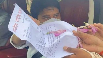 समर्थकांसाठी गाडीची काच केली खाली, मात्र ज्योतिरादित्य शिंदेंना मिळालेला ‘तोहफा’ पाहून झाला तळतळाट अन झाले मार्गस्थ