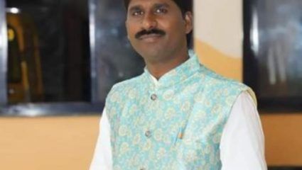 धारदार शस्त्राने भोकसून सामाजिक कार्यकर्त्याची हत्या; मारेकऱ्याचाही मृत्यू