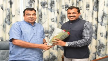 महाराष्ट्र राज्याच्या षष्ट्यब्दी निमित्ताने सार्वजनिक बांधकाम विभाग व राजपथ इन्फ्राकॉन प्रा.लि. यांनी सातारा जिल्ह्यात ठरविलेल्या ४० किलोमीटर अंतराच्या डांबरीकरणाचा विश्वविक्रम संकल्प