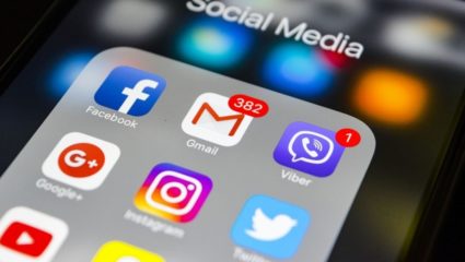 जिल्हाधिकाऱ्यांच्या नावाने सोशल मीडियावर बनविले बनावट अकाउंट; प्रतिष्ठित नागरिकांकडे केली पैशाची मागणी