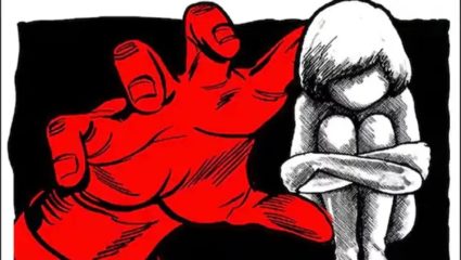 ७ वर्षीय मुलीला शाळेत नेऊन बलात्कार केला; नागरिकांनी आरोपीस दिला चोप