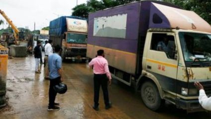 अकोट-शेगाव मार्गावरील पुलावर ट्रक अडकली; वाहतूक ठप्प