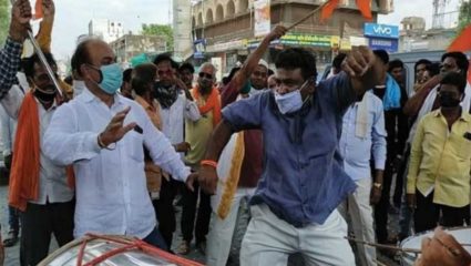 नवनीत राणा यांचे जातप्रमाणपत्र रद्द झाल्याचा आनंद गगणात मावेना! जल्लोषात पडला देहभानाचा विसर; १०० जणांवर गुन्हा दाखल