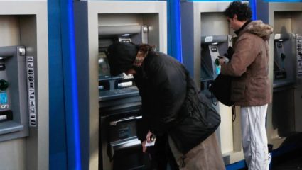 ATM मधून काढायला गेली होती अवघे 1400 रुपये, अकाऊंट चेक केल्यानंतर बसला धक्का; मिळाले 7417 कोटी