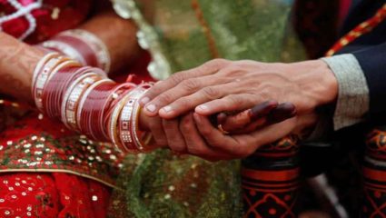 विवाहित तरुण GF सोबत Live In मध्ये राहू लागला मग ती पोटुशी राहिली; आता त्याची दोघींनी केली ५०-५० वाटणी, जाणून घ्या काय आहे प्रकरण