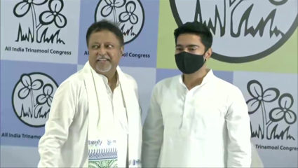भाजपला मोठा धक्का, मुकुल रॉय यांची तृणमुल काँग्रेसमध्ये घरवापसी -ममता बॅनर्जींच्या उपस्थितीत मुलासह केला पक्षप्रवेश