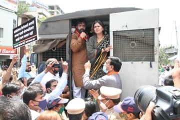 भाजप नेत्या पंकजा मुंडे, आमदार महेश लांडगे पोलिसांच्या ताब्यात; सोशल डिस्टंसिंगच्या नियमांचा फज्जा