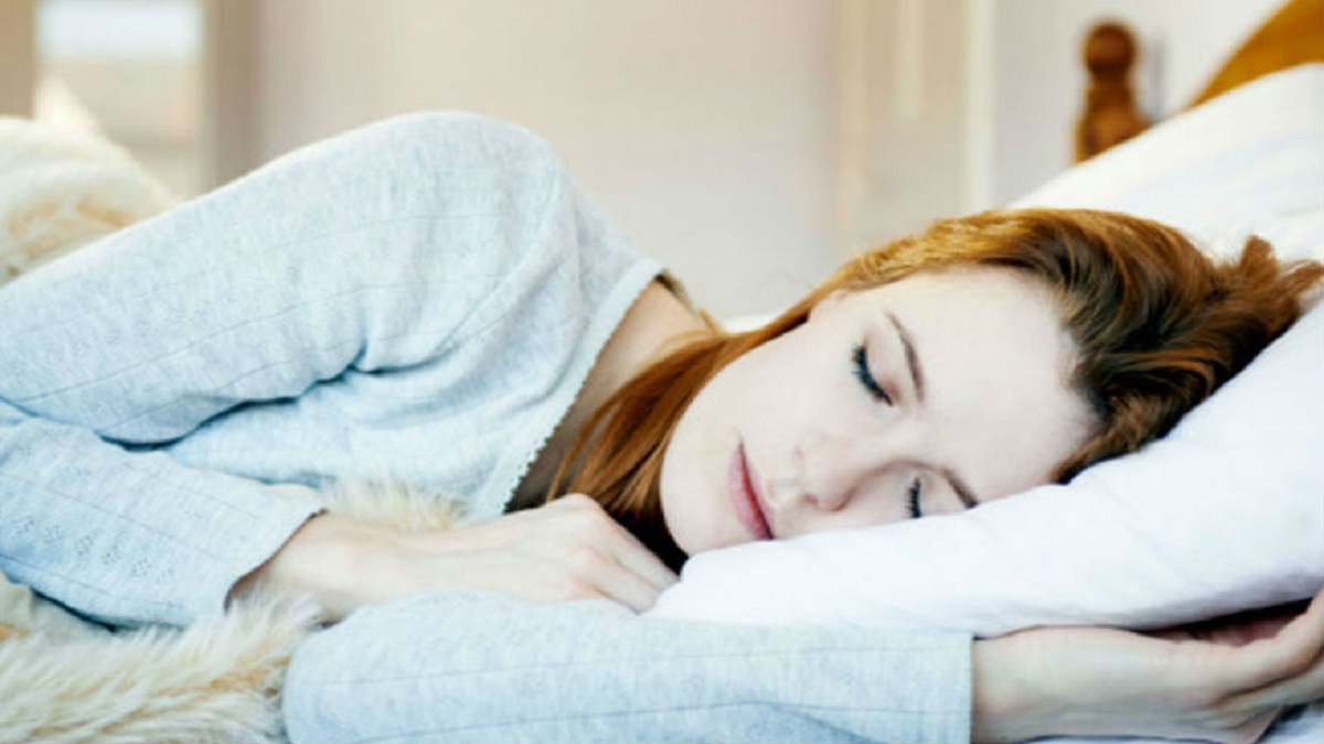 झोपण्यासाठी कोणती दिशा योग्य? ‘असं’ डोकं ठेवलं तर मिळतात फायदे, पाहा काय सांगतात आयुर्वेद तज्ज्ञ