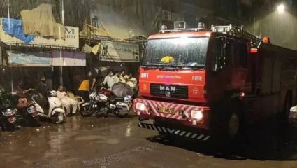 मुंबईतील वांद्रे परिसरात चार मजली इमारतीचा भाग कोसळला; एकाचा मृत्यू,७ जण जखमी
