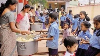 शिक्षकांना करावी लागतेय १०८ अशैक्षणिक कामे; मुलांना शिकवायचे की अन्य कामे करायची?