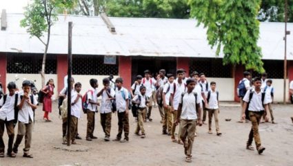 मुलांना शाळेत कसे पाठवायचे? पालकांमुळे कोरोनाची भीती कायम; सरपंचांचीही शाळा सुरू करण्यास नकारघंटा