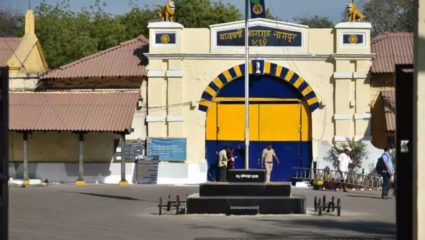 तुरुंगातही गँगवार: कैद्यांच्या दोन गटात हाणामारी, पोलिसांचेही ऐकेना?