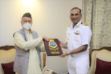 शेकडो लोकांचे प्राण वाचविणाऱ्या नौदलाच्या अधिकाऱ्यांचा राज्यपालांनी केला गौरव