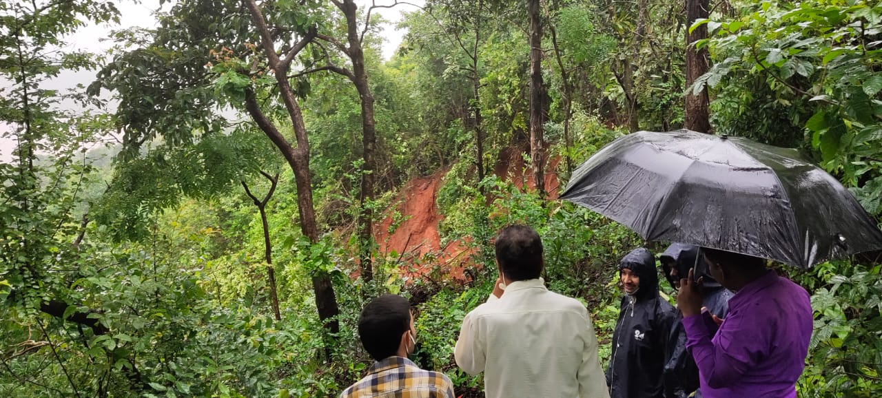गुहागर तालुक्यातील कुडली गावात दरड कोसळली, कोणतीही जीवितहानी नाही