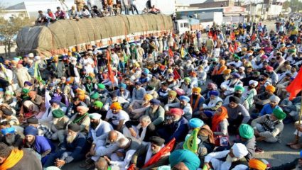 शेतकऱ्यांचे आंदोलन होतंय आक्रमक; रेल्वे रुळावर ठिय्या, पंजाबच्या 3 जिल्ह्यांत इंटरनेटवर बंदी