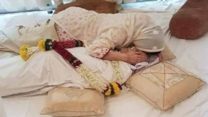 दिलीप साहेबांना घट्ट मिठी मारून सायरा बानू यांनी दिला अखेरचा निरोप, फोटो होतोय व्हायरल!